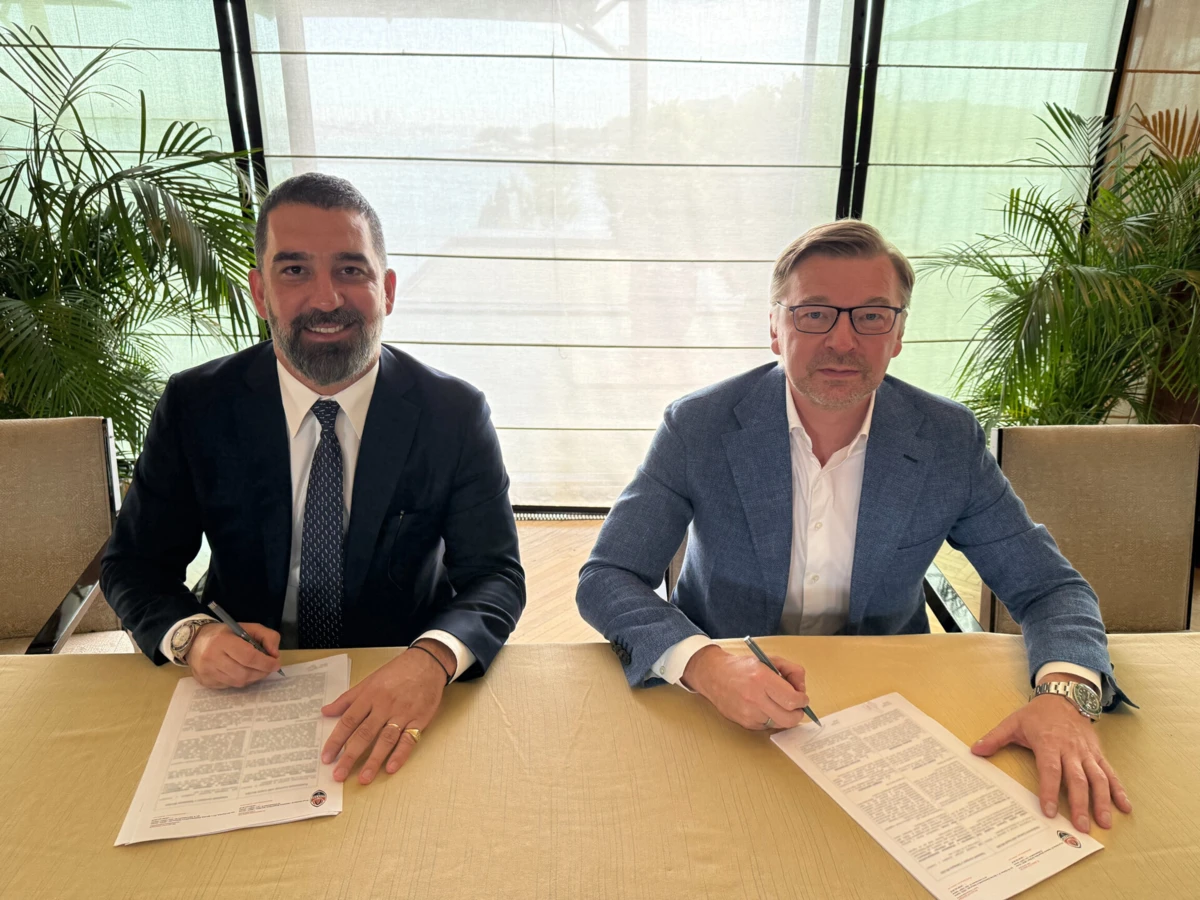 Arda Turan, à esquerda