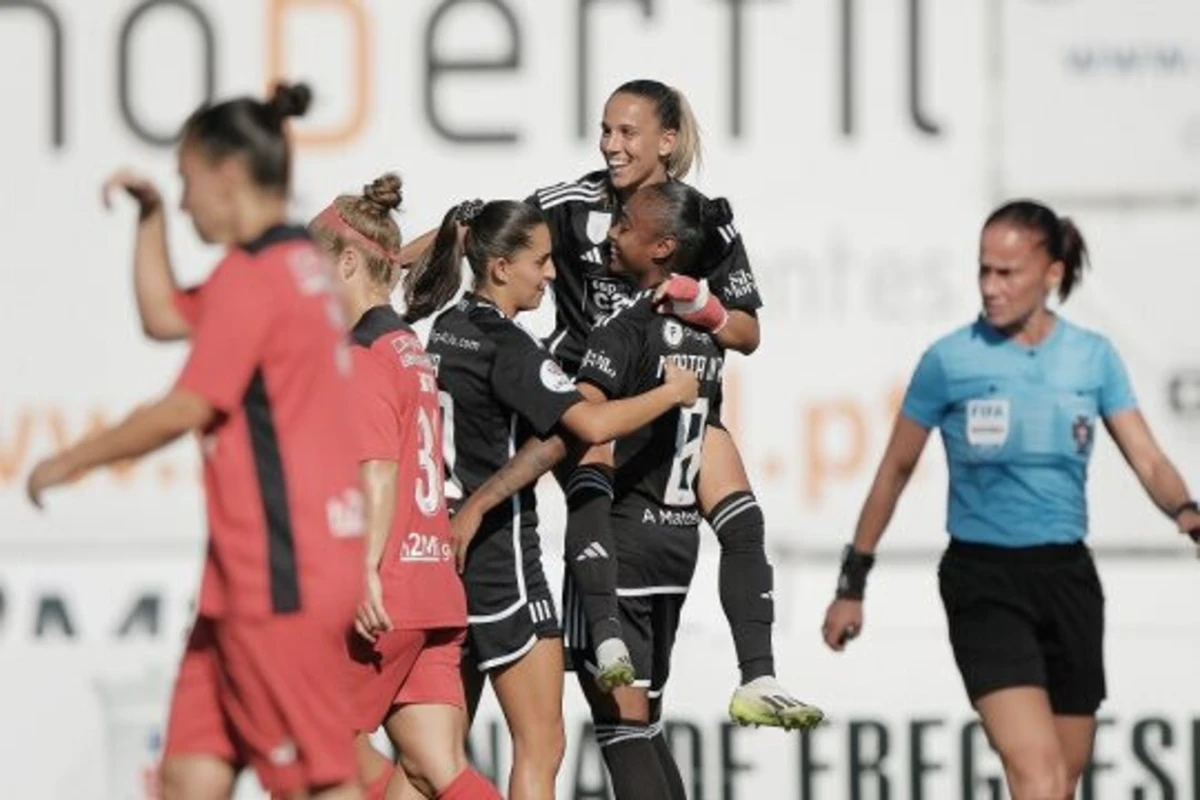 Kika Nazareth, Lúcia Alves e Marta Cintra festejam um dos tentos das águias