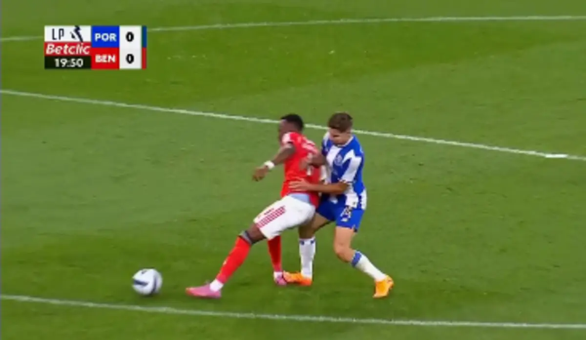 Imagem de contexto do artigo Benfica responde ao FC Porto com imagens de jogadas polémicas do clássico e junta-lhe o Calimero