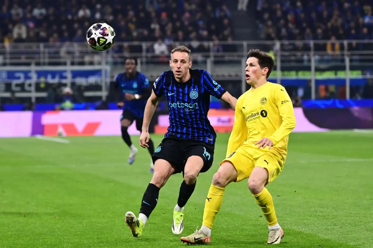 Bodo/Glimt's Norwegian midfielder #19 Sondre Brunstad Fet (R) and Inter Milan's Italian midfielder #16 Davide Frattesi fight for the ball during the UEFA Champions League second-leg play-off football match between Inter Milan and Bodo/Glimt at San Siro stadium in Milan, northern Italy, on February 24, 2026. (Photo by PIERO CRUCIATTI / AFP)