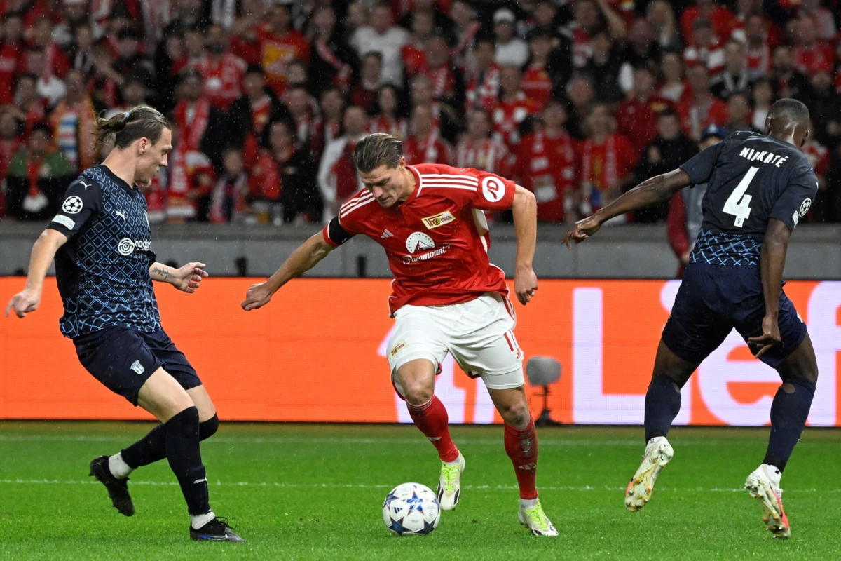 Serdar e Niakaté contra o Union Berlim, para a Champions (Créditos: AFP)