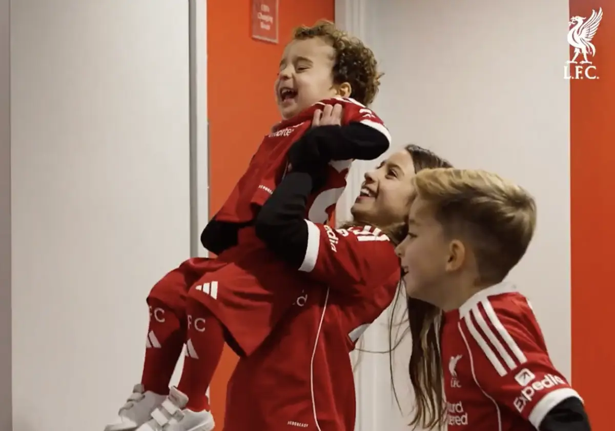 Imagem de contexto do artigo Emoção, sorrisos e o abraço de José Sá: a passagem dos filhos de Diogo Jota por Anfield