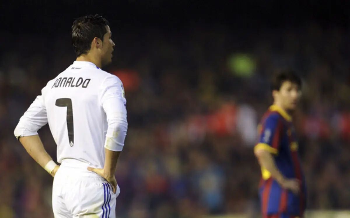 Ronaldo e Messi num El Clásico da época 2010/11 (créditos: Jorge Monteiro / Global Imagens)