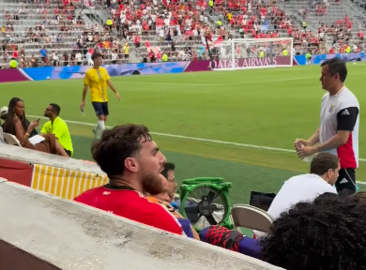 Imagem de contexto do artigo A discussão entre Kokçu e Lage vista de muito perto do banco do Benfica