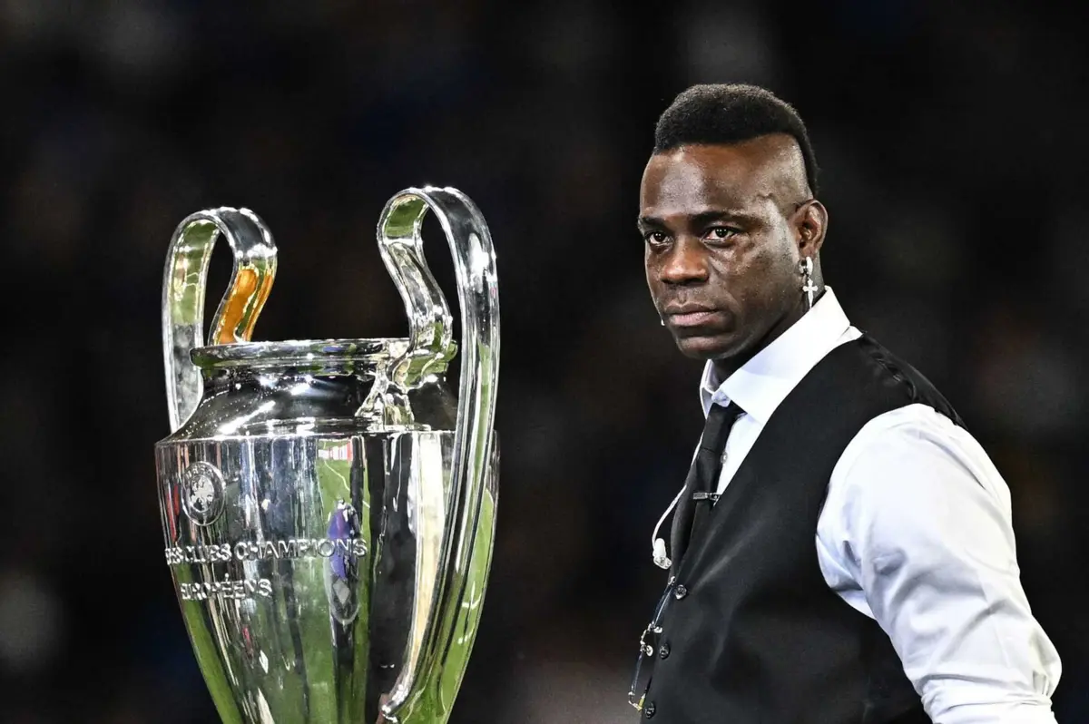 Mario Balotelli e o troféu da Champions