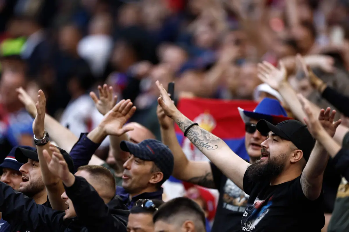 Adeptos da Sérvia ( KENZO TRIBOUILLARD/AFP)