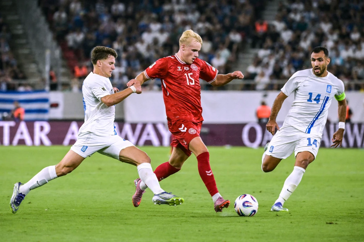 Victor Froholdt com Vangelis Pavlidis por perto (Créditos: AFP)