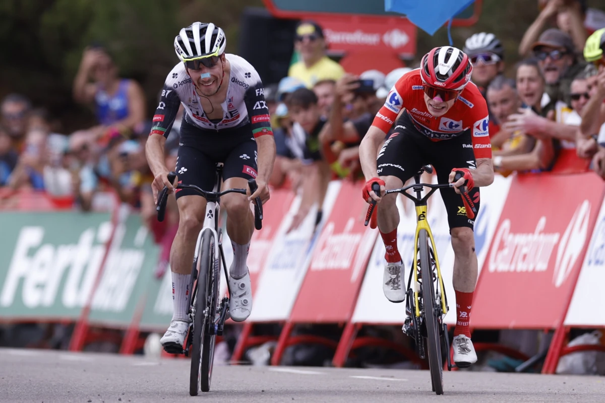 João Almeida e Jonas Vingegaard (Créditos: EPA)