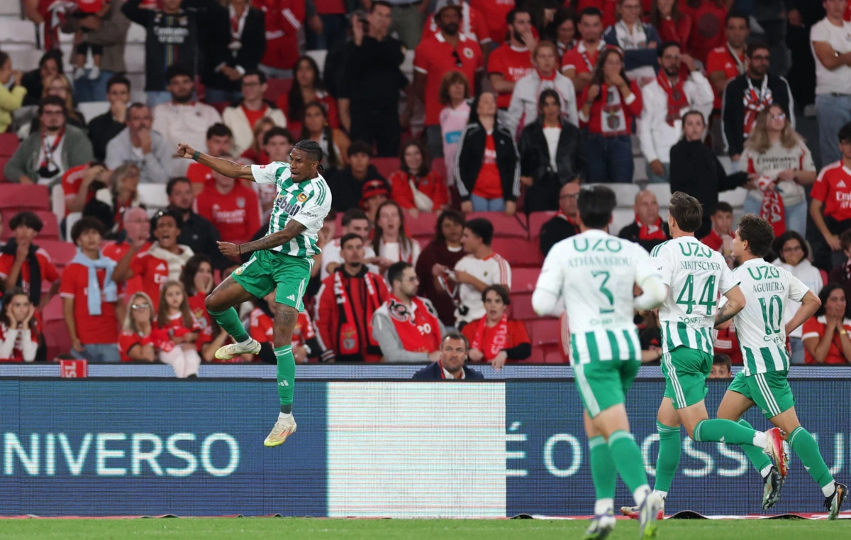 André Luiz marcou um belo golo na Luz, dando o empate ao Rio Ave (1-1)