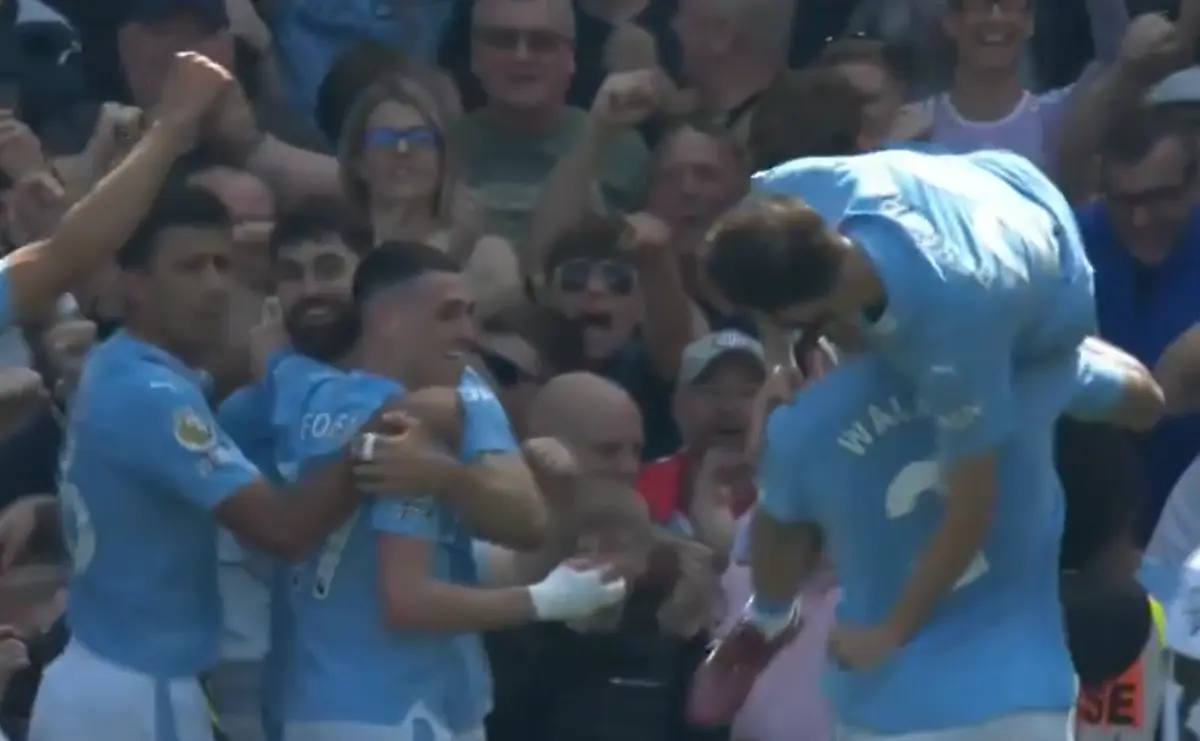 Imagem de contexto do artigo Gvardiol bisou e Walker deu colinho a Bernardo Silva durante os festejos: ora veja