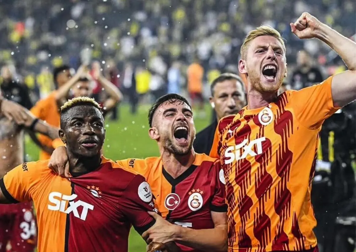 Metehan Baltaci; à direita, é um dos detidos