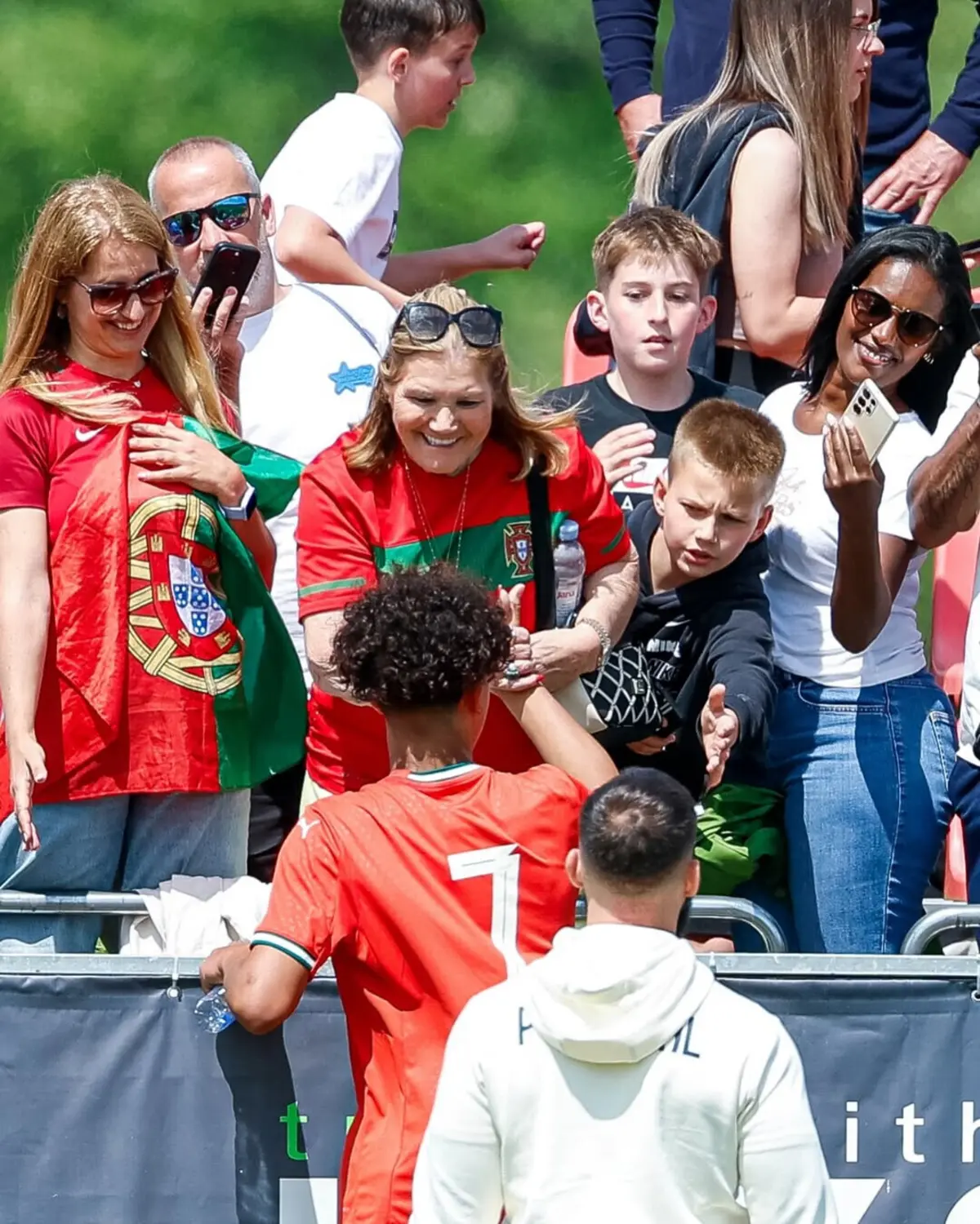 Imagem de contexto do artigo A estreia de Cristianinho: Dolores Aveiro vibra no estádio e Ronaldo reage