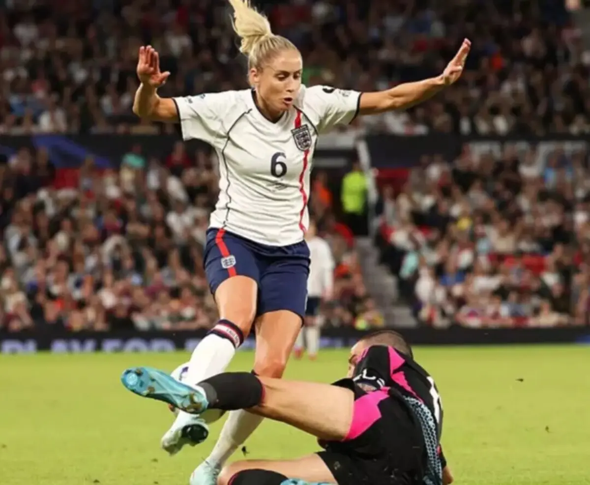 Imagem de contexto do artigo A entrada de Bonucci sobre uma adversária em jogo solidário que se tornou viral