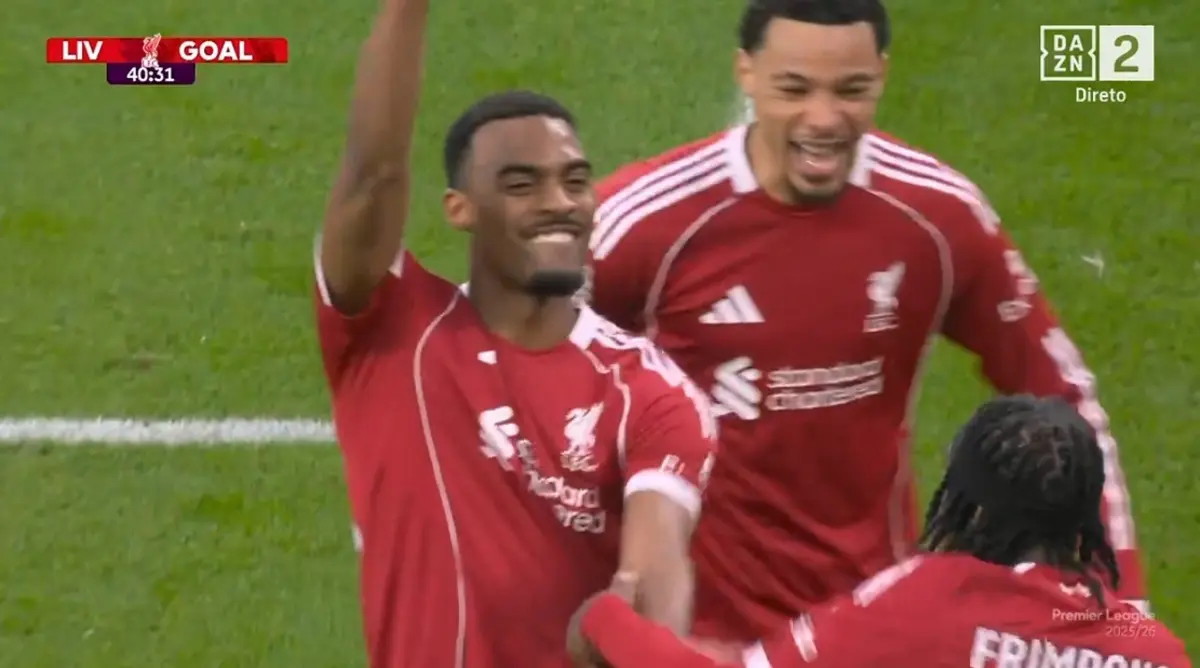 Gravenberch faz festejo de Diogo Jota