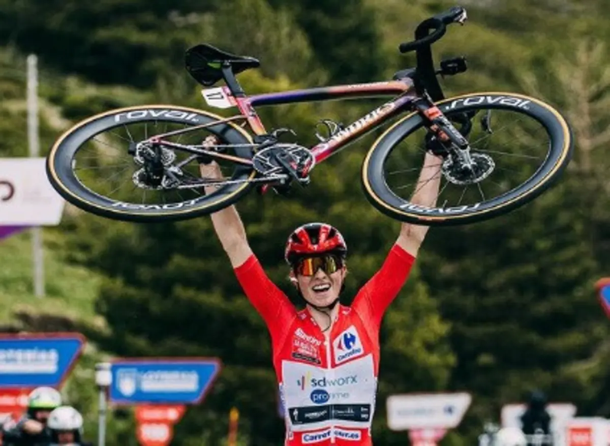 Demi Vollering (créditos: Instagram)