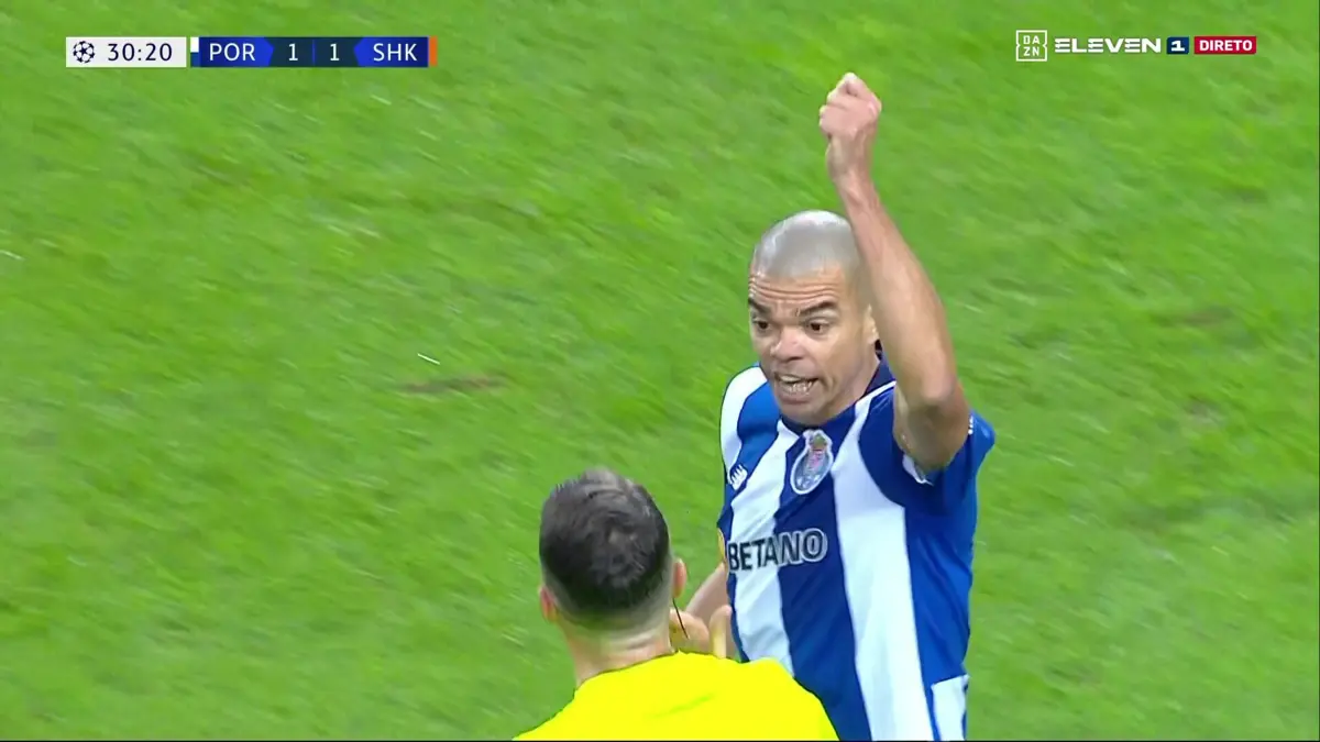 Imagem de contexto do artigo Bandeirola subiu, jogadores do FC Porto pararam e o Shakhtar empatou com golo polémico. Veja as imagens