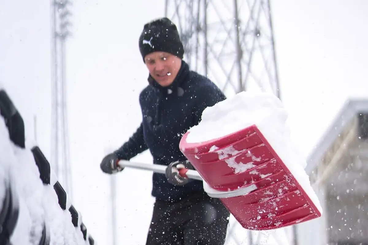Limpeza de neve no Aspmyra Stadion (créditos: Bodo/Glimt)