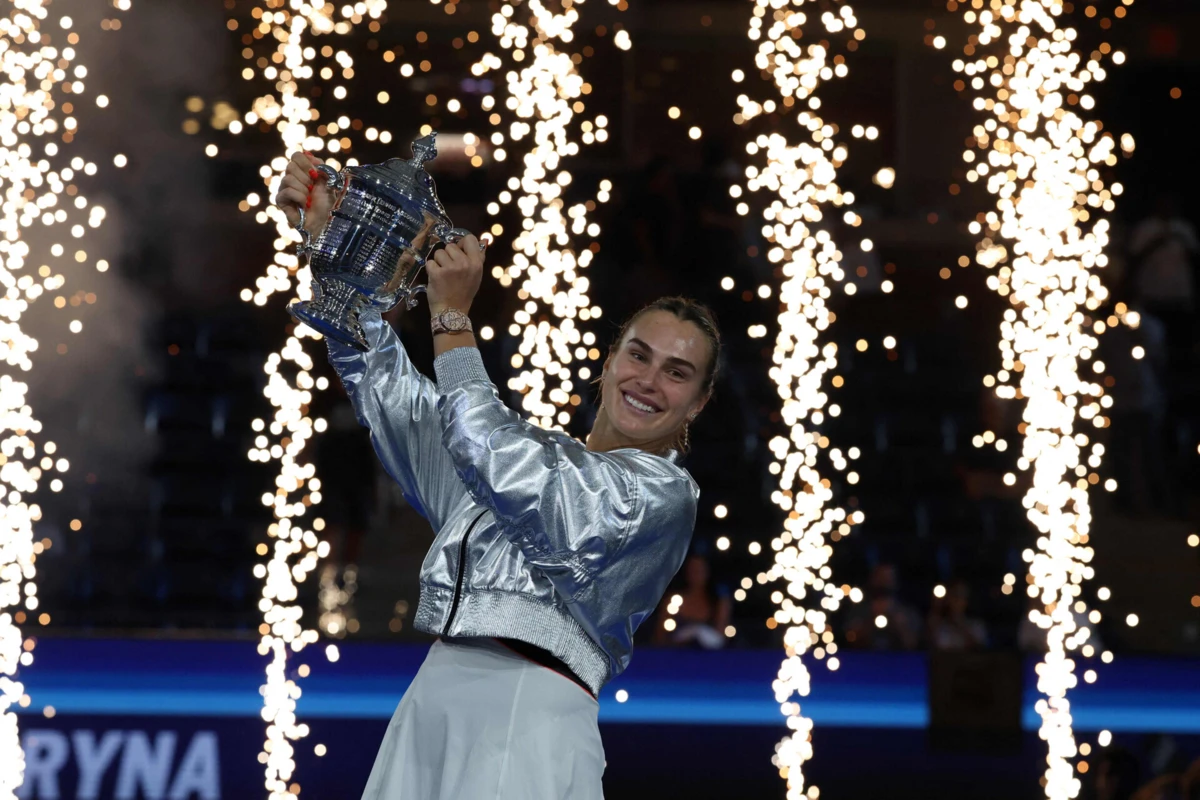 Sabalenka ergue o troféu (Créditos: AFP)