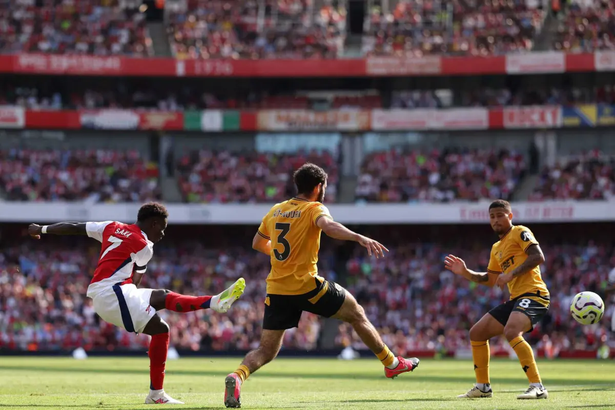 Golo de Saka (créditos: AFP)