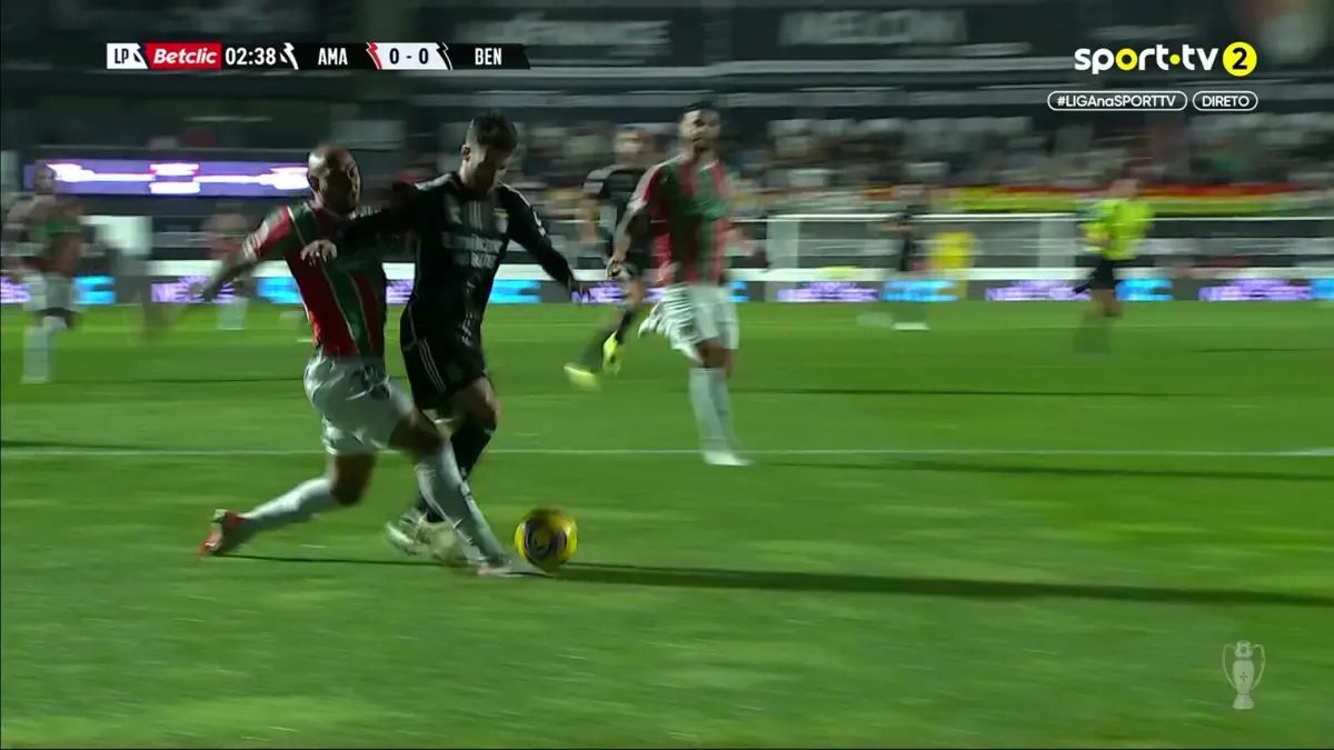 Imagem de contexto do artigo Estrela-Benfica: árbitro assinala penálti e volta atrás na decisão