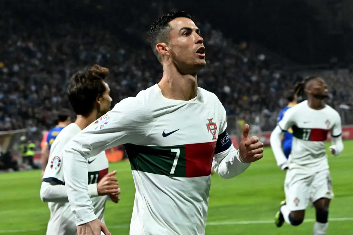 Cristiano Ronaldo bisou no Bósnia-Portugal