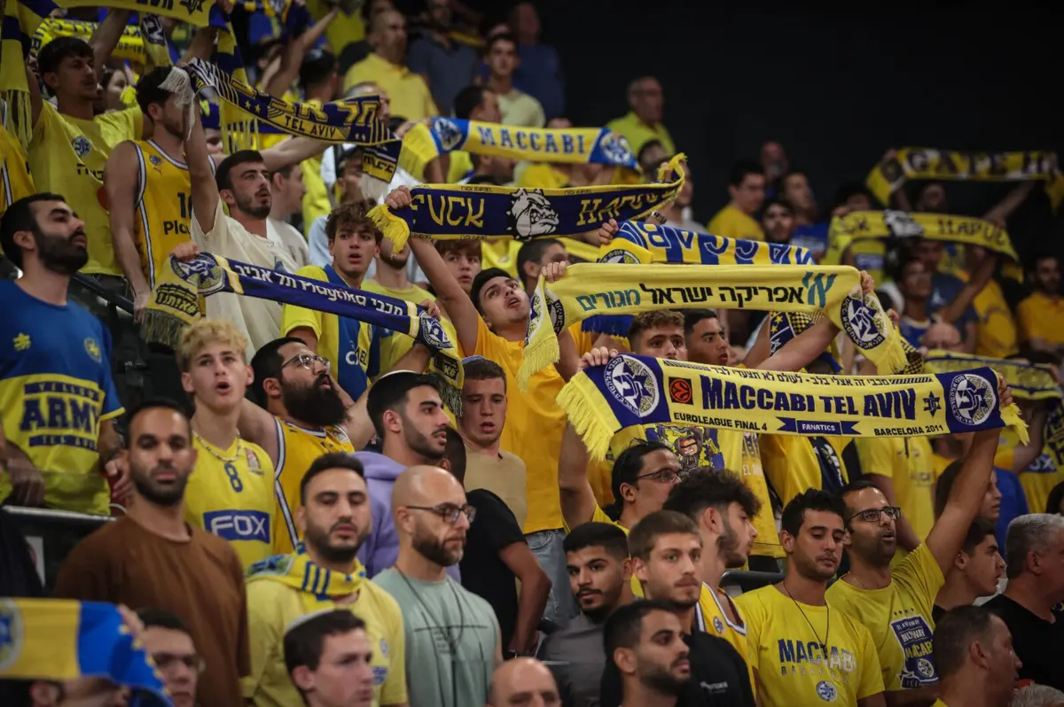 Adeptos do Maccabi Telavive numa partida da Euroliga de basquetebol