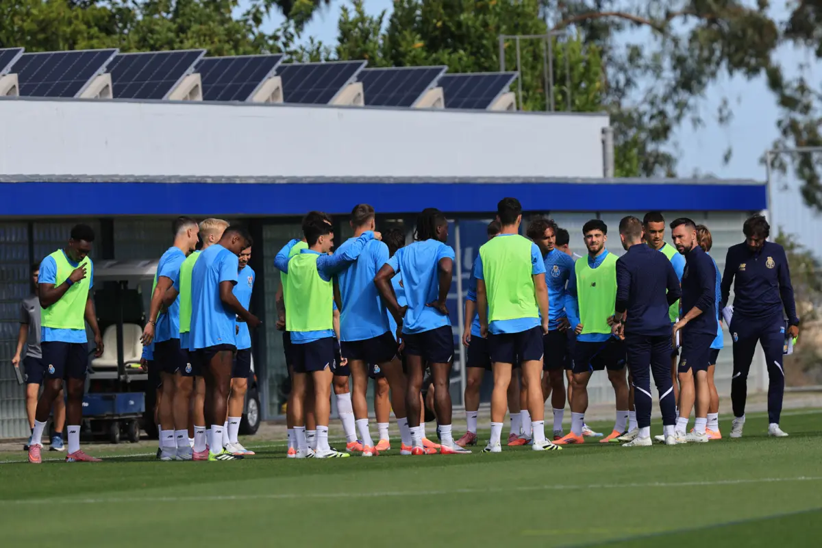 Farioli à conversa com os jogadores antes do treino de quarta-feira