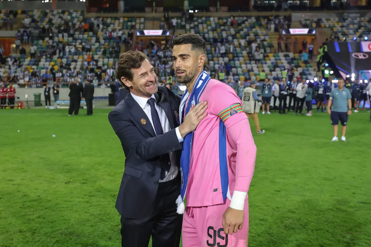 Diogo Costa com o presidente André Villas-Boas (Créditos: Miguel Pereira/Global Imagens)