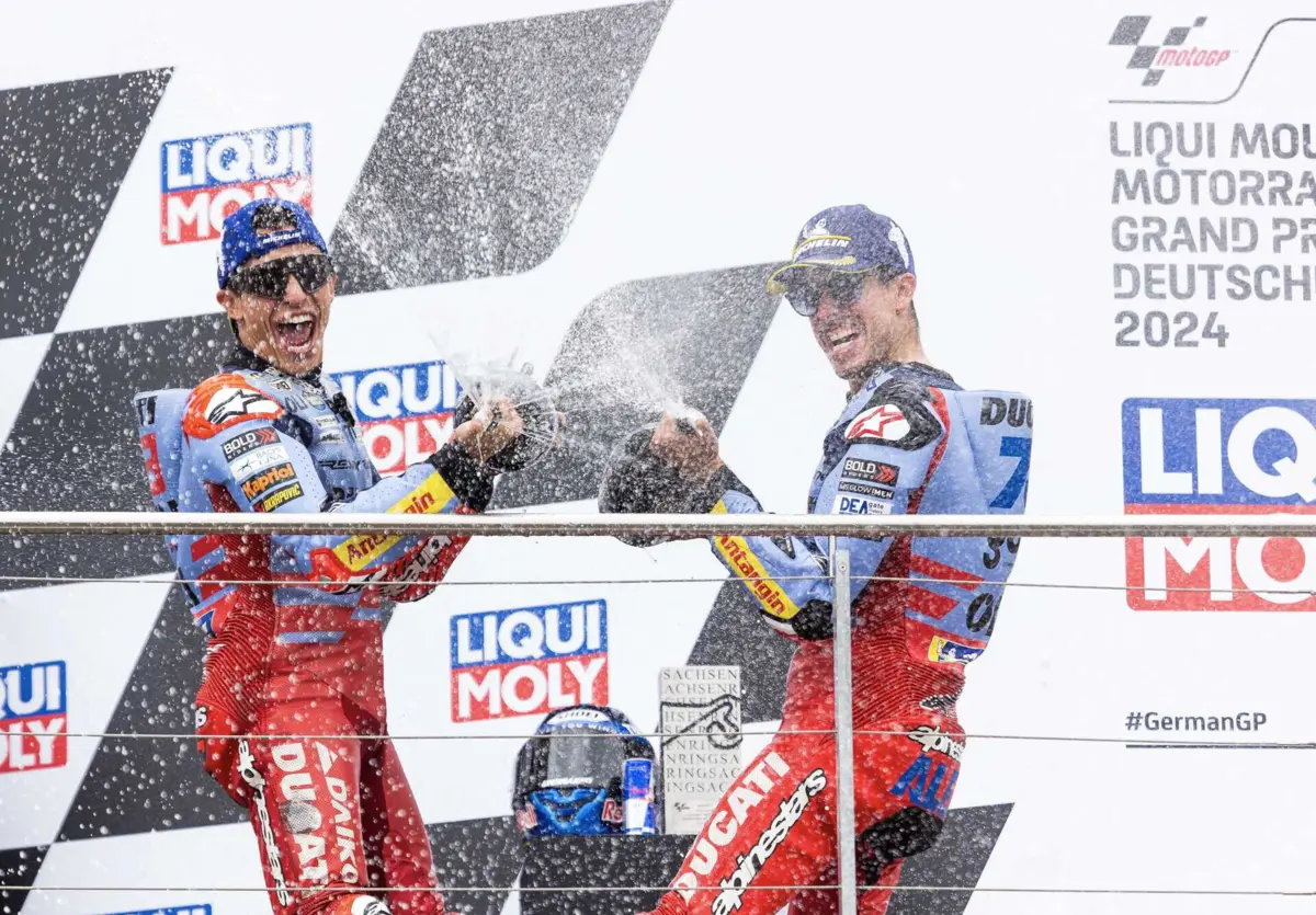 Os irmãos Márquez no pódio na Alemanha (Créditos: AFP)