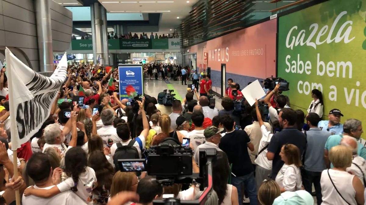 Imagem de contexto do artigo Loucura: veja como Iúri Leitão e Rui Oliveira foram recebidos no aeroporto
