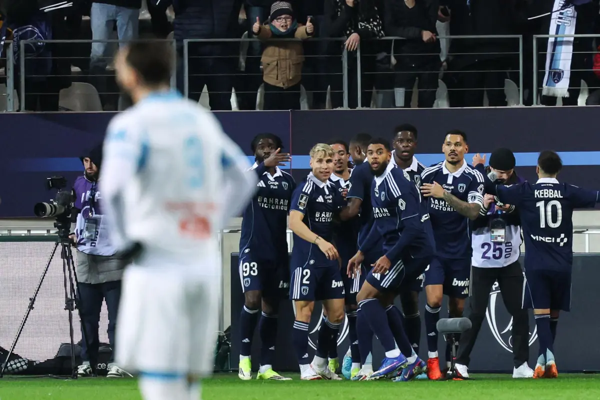 Jogadores do Paris FC festejam o segundo golo frente ao Marselha