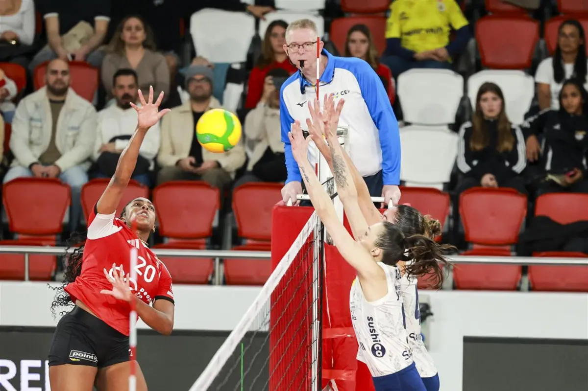 Kyra Holt tenta passar pelo bloco do Fenerbahçe