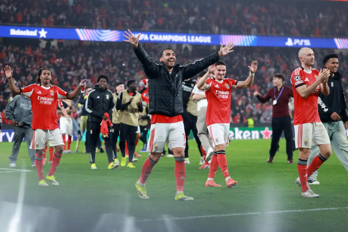 Jogadores do Benfica em festa após o 4-2 ao Real Madrid