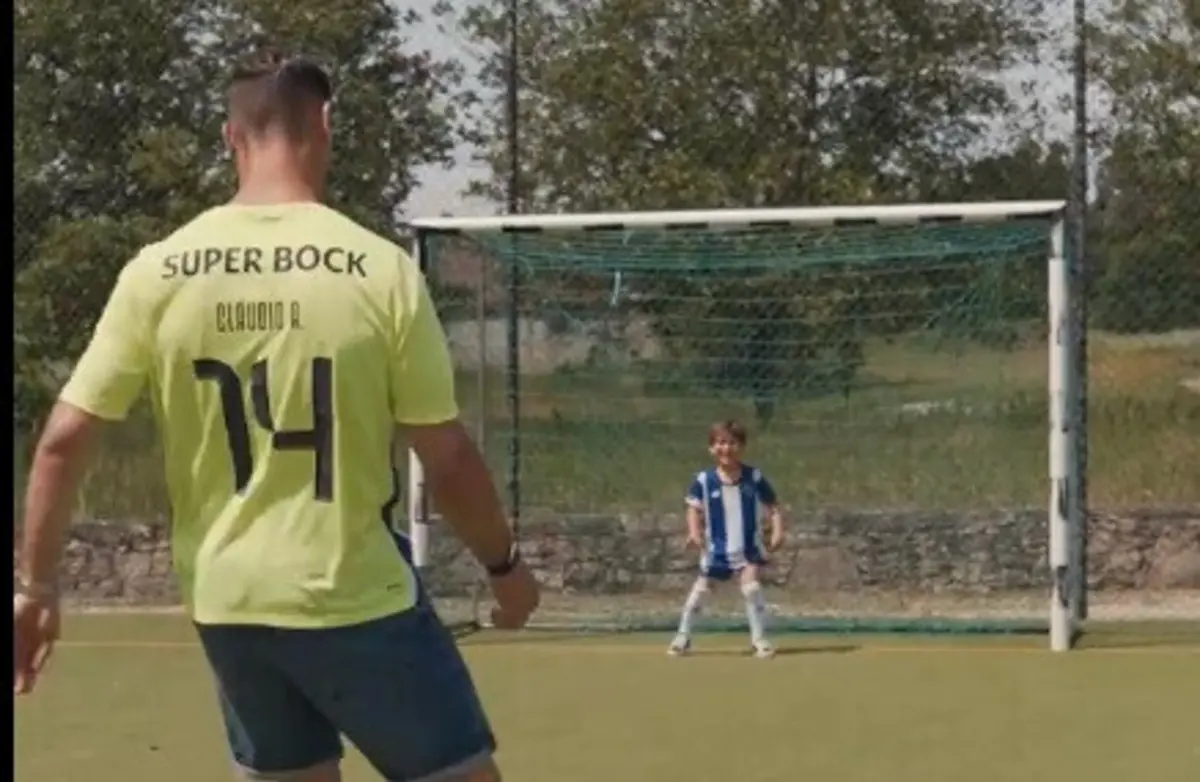 Cláudio Ramos joga com o filho (créditos: FC Porto)