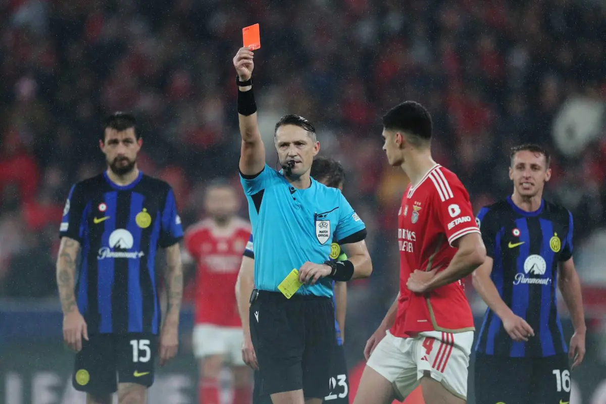 António Silva expulso no Benfica-Inter (créditos: CARLOS COSTA / AFP)