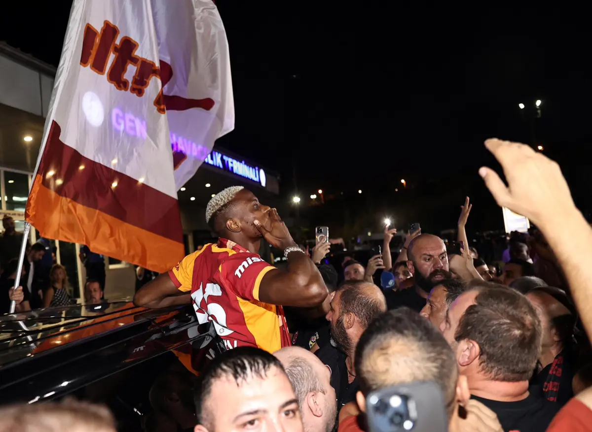 Imagem de contexto do artigo Apoteose na chegada de Victor Osimhen a Istambul