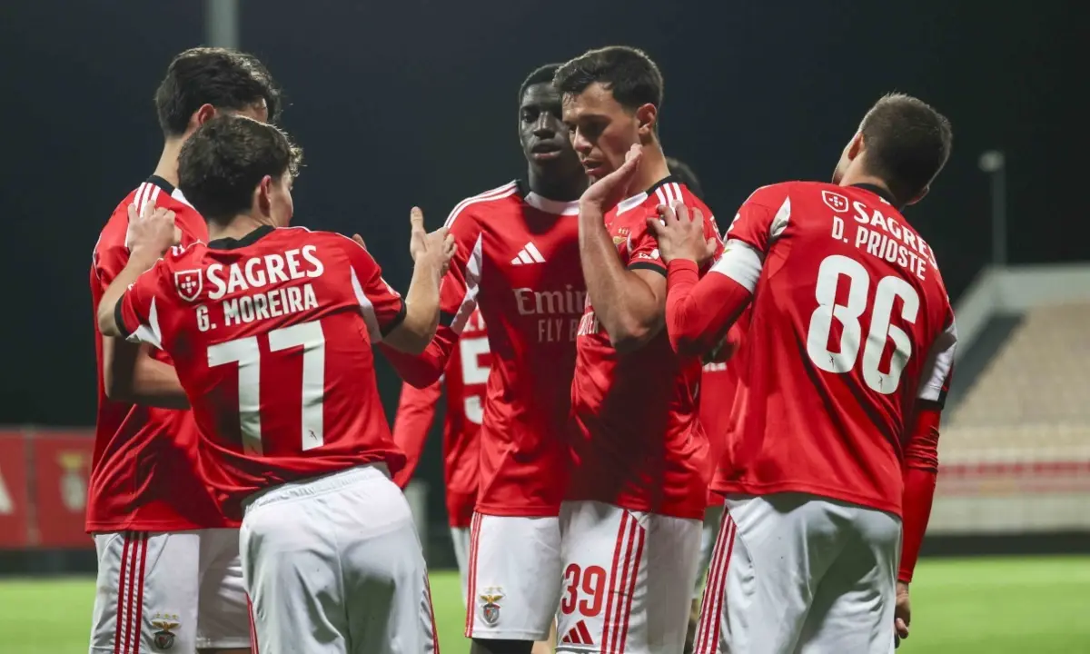 Gonçalo Moreira festeja com os companheiros