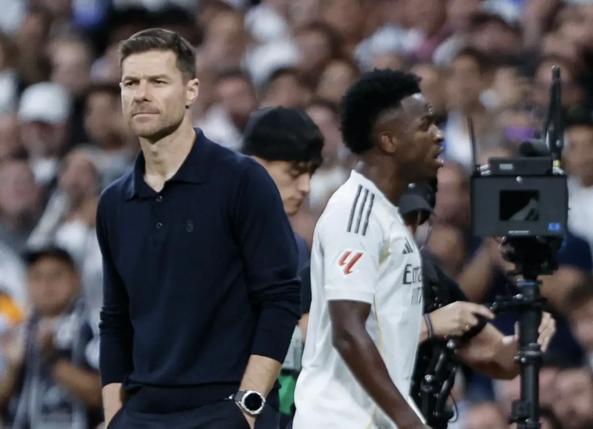 Xabi Alonso e Vinícius Jr.