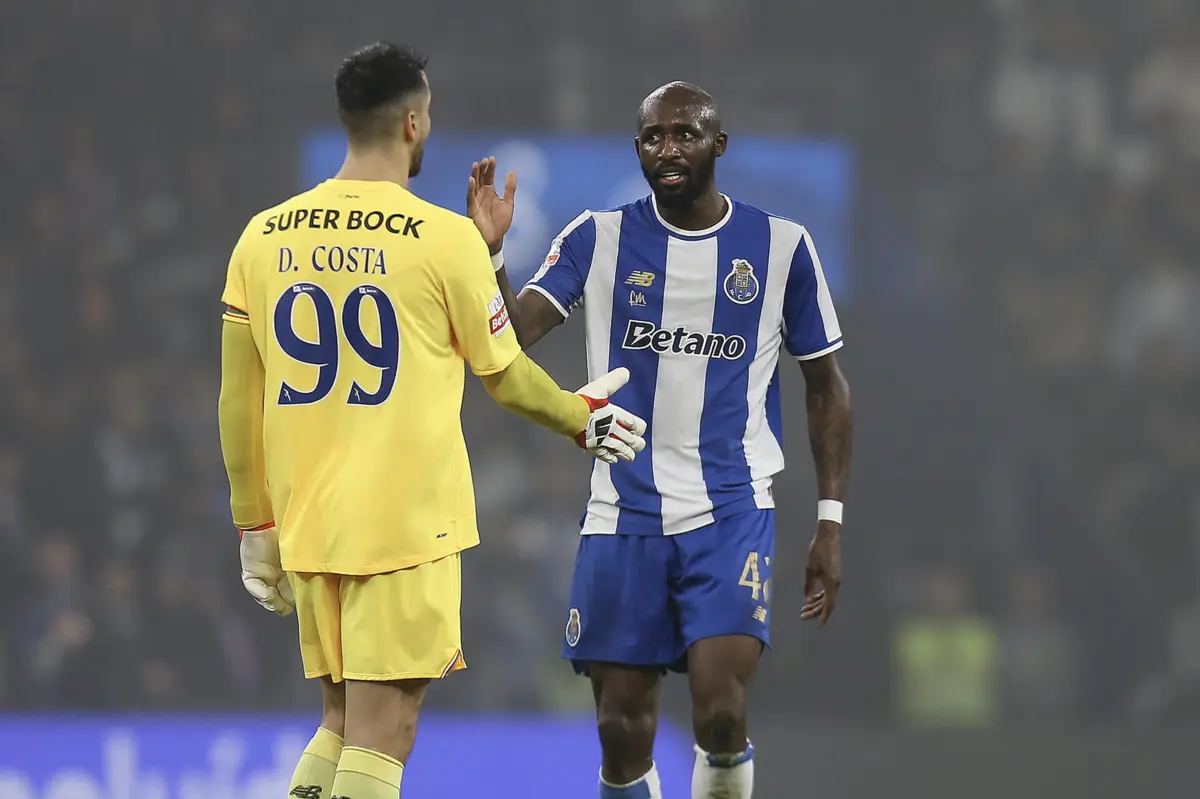 Fofana cumprimenta Diogo Costa
