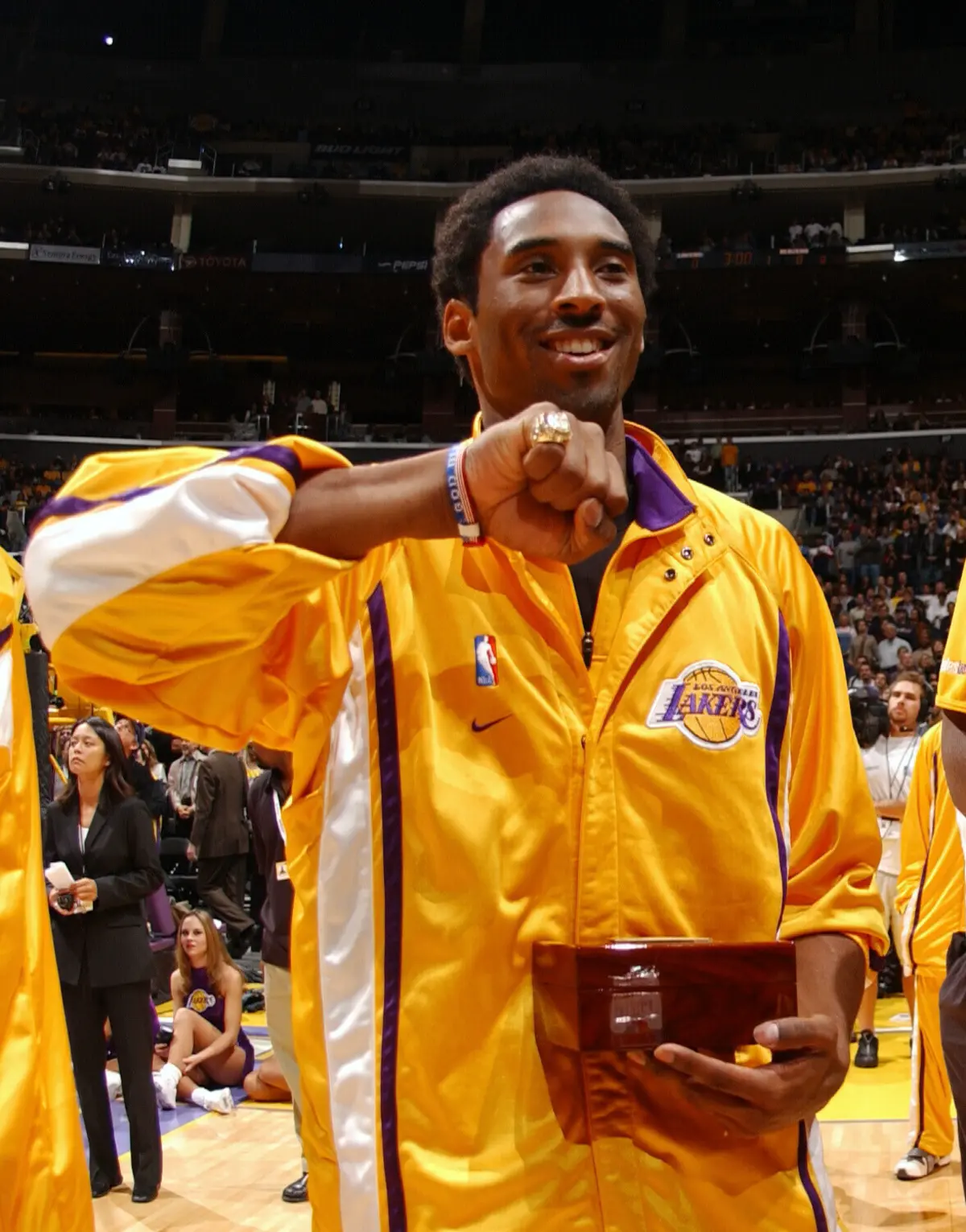 Kobe Bryant com o anel de campeão da NBA de 2000 (Reprodução rede social X)