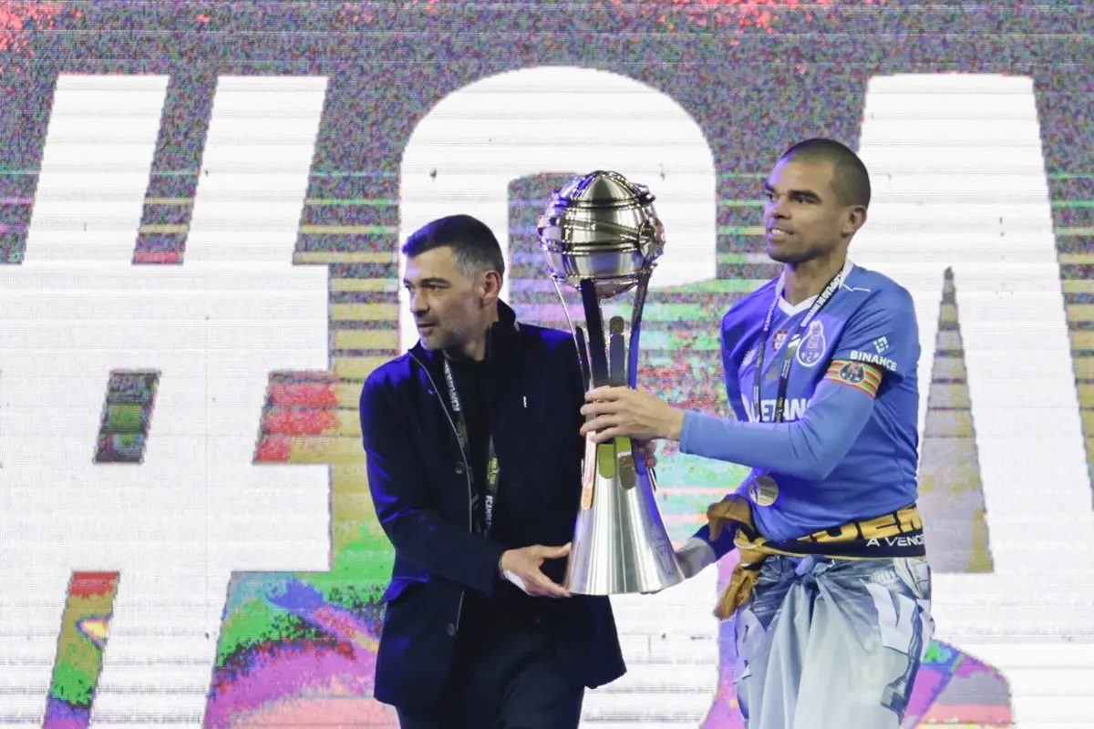Sérgio Conceição com Pepe e a primeira Taça da Liga do FC Porto