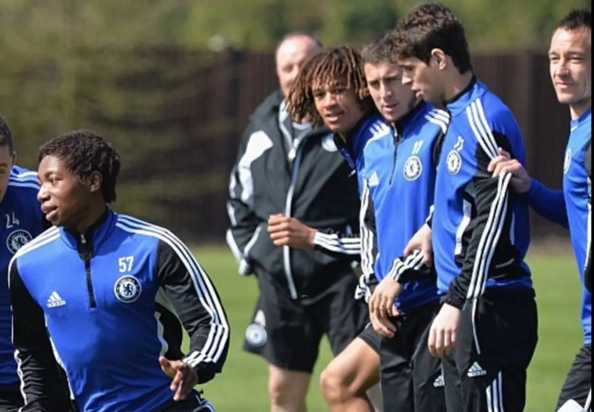 Musonda num treino do Chelsea, com Rafa Benítez ao fundo e Nathan Ake, Hazard, Oscar e John Terry a verem