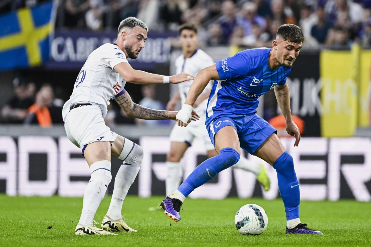 Debast, à esquerda, tenta tirar a bola a Zeqiri, do Genk (Créditos: AFP)