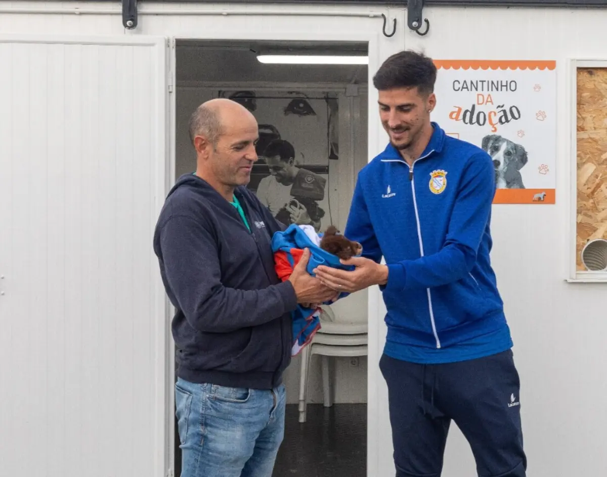 Imagem de contexto do artigo Jogadores do Alverca testemunham adoção de um cão após iniciativa