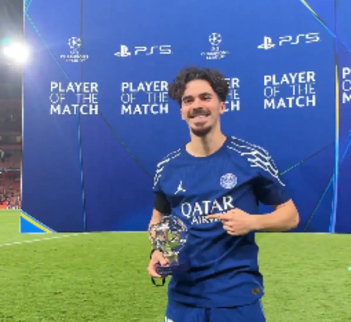 Imagem de contexto do artigo Vitinha eleito o melhor em campo no triunfo do PSG em Londres