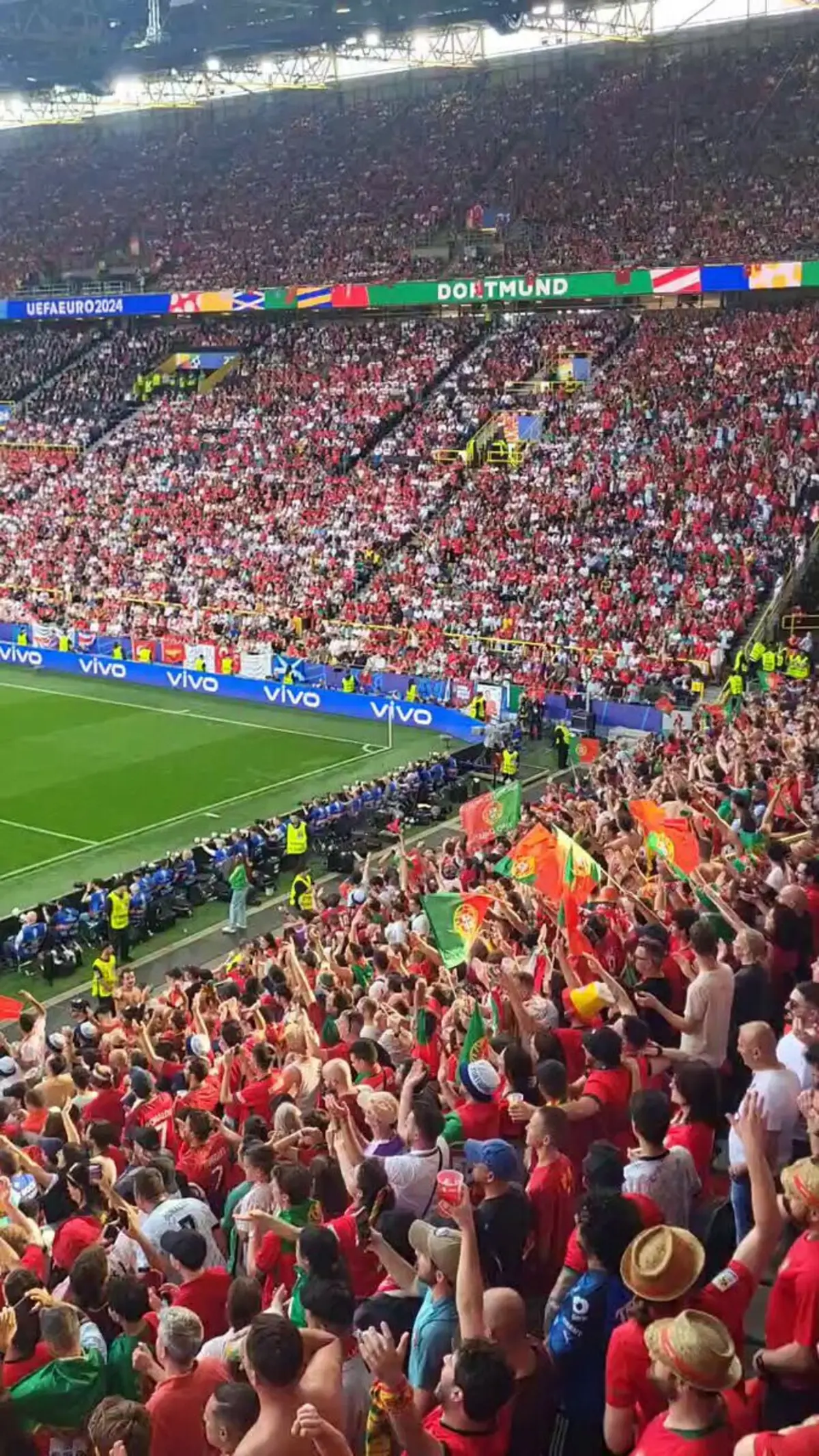 Imagem de contexto do artigo Portugueses dão espetáculo no Signal Iduna Park: ouça os cânticos
