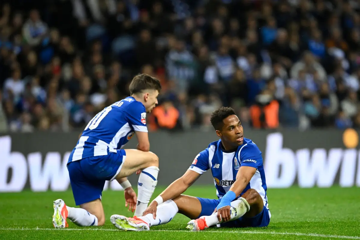 Francisco Conceição e Wendell na derrota frente ao V. Guimarães (Créditos: AFP)