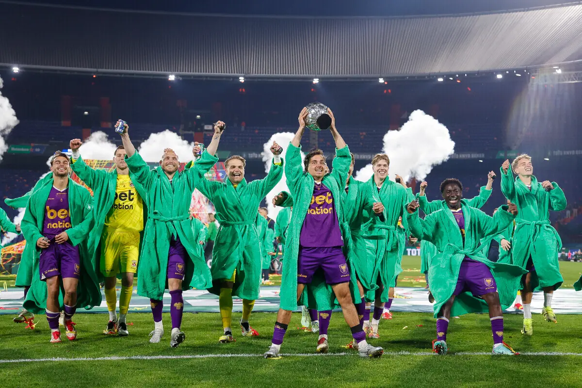 Imagem de contexto do artigo Go Ahead Eagles faz história na Taça dos Países Baixos... e festeja de robe