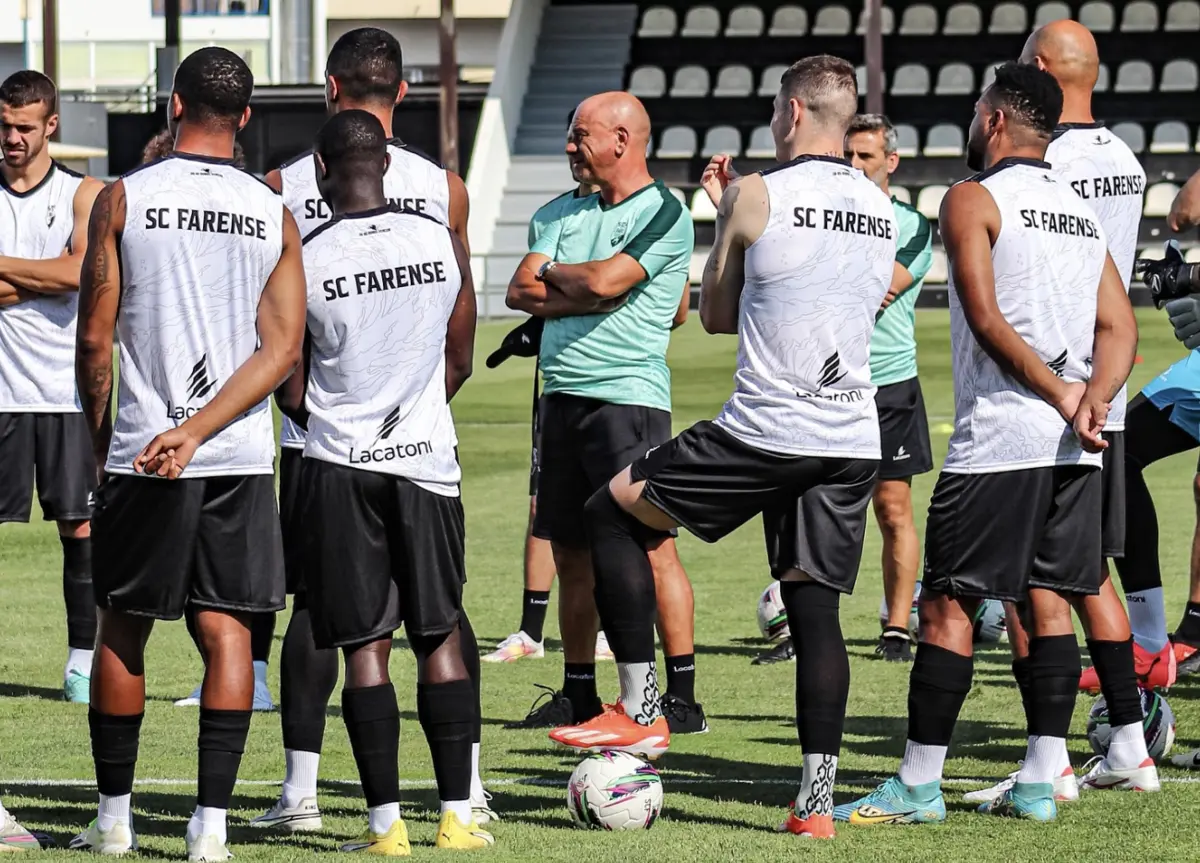 José Mota entre jogadores do Farense