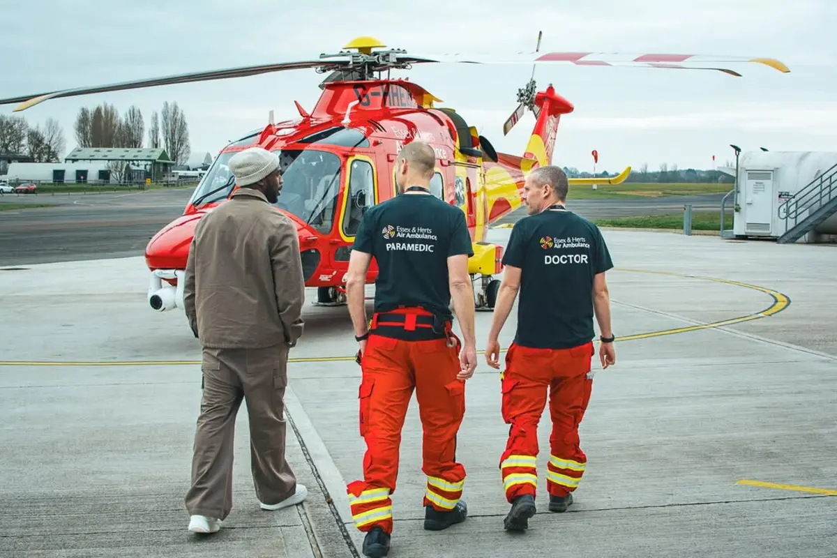 Michail Antonio com paramédicos (créditos: Instagram)